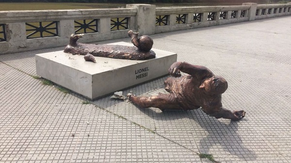تحطيم تمثال ميسي في الأرجنتين Estatua
