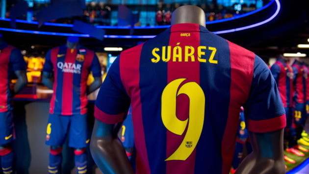 كم نسبة النادي من دخل مبيعات قمصانه؟ 452054894-shirt-of-new-fc-barcelona-player-luis-suarez-are-seen