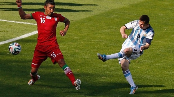 بالصور :أقوى 10 لحظات و لقطات في الجولة الثانية من كاس العالم Argentina-s-Lionel-Messi-at-World-Cup-game-against-Iran-jpg