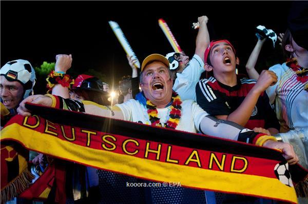  احتفالات ألمانية مجنونة بالانتصار ?i=albums%2fmatches%2f981422%2f2014-07-08-04306213_epa