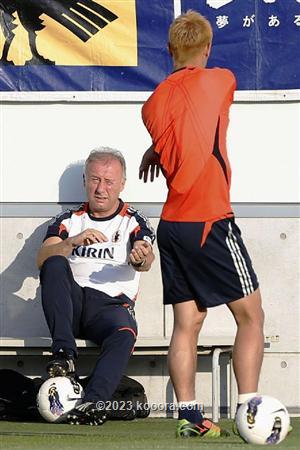 صور كيسوكي هوندا مع المدرب الإيطالي زاكيروني في تدريب 2012 ?i=asian-rayan%2f0zhon1koo_anoy