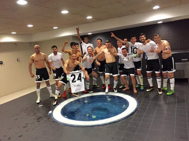 لاعبو فالنسيا يحتفلون في الكامب نو على طريقة ريال مدريد ?i=chounews%2fvalbar
