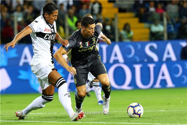 Juventus' Cristiano Ronaldo (R) in action against Parma's Bruno Alves (L) during the Italian Serie A soccer match between Parma Calcio and Juventus FC in Parma, Italy, 01 September 2018.