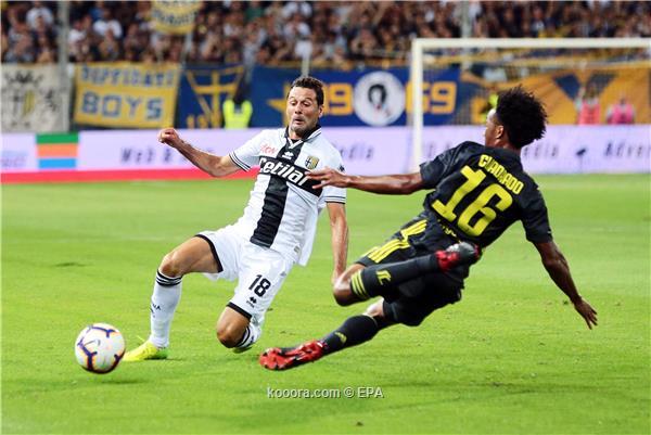 Parma's Massimo Gobbi (L) in action against Juventus' Juan Cuadrado (R) during the Italian Serie A soccer match between Parma Calcio and Juventus FC in Parma, Italy, 01 September 2018.