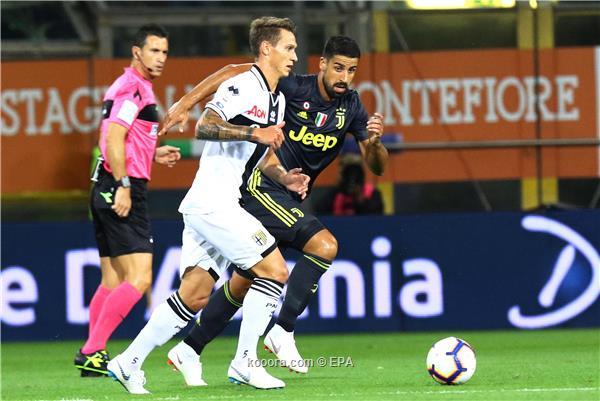 Juventus' Sami Khedira (R) in action against Parma's Leo Stulac (C) during the Italian Serie A soccer match between Parma Calcio and Juventus FC in Parma, Italy, 01 September 2018.