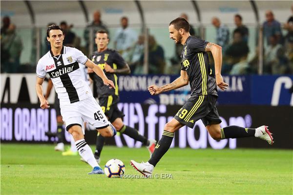 Parma's Roberto Inglese (L) in action against Juventus' Leonardo Bonucci (R) during the Italian Serie A soccer match between Parma Calcio and Juventus FC in Parma, Italy, 01 September 2018.
