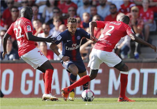 Neymar Jr. (C) of Paris Saint Germain in action against  Dialo Elhadji Moustapha (R) and Sada Thiuob (L) of Nimes Olympique during the French Ligue 1 soccer match between Nimes Olympique and Paris Saint Germain, in Nimes, southern France, 01 September 2018.