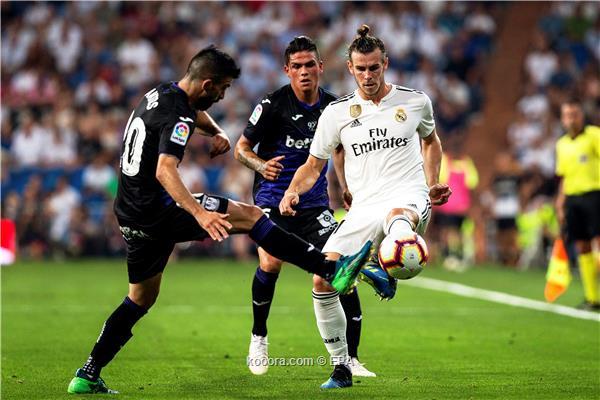 Real Madrid's Gareth Bale (R) in action against Leganes' Michael Santos (L) during the Spanish La Liga soccer match between Real Madrid and CD Leganes in Madrid, Spain, 01 September 2018.