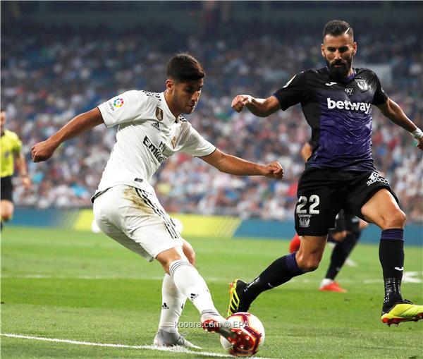 Real Madrid's Marco Asensio (L) in action against Leganes' Dimitrios Siovas (R) during the Spanish La Liga soccer match between Real Madrid and CD Leganes in Madrid, Spain, 01 September 2018.