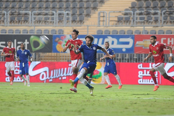 الأهلي يتعادل مع سموحة 1-1 ويمنح الزمالك لقب الدوري المصري بعد غياب 11 عاماً