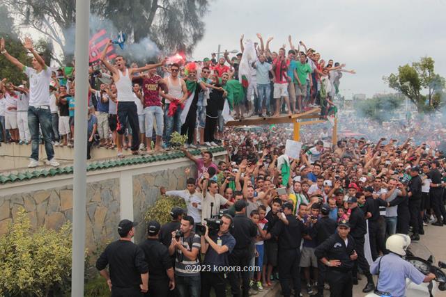 بالفيديو والصور.. إستقبال الأبطال لمنتخب "الخضر" في الجزائر Koo_15