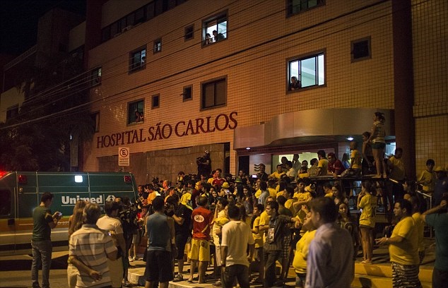 بالصور.. جماهير البرازيل تحاصر مستشفى نيمار ?i=zaki%2f2014-07%2f05%2f06