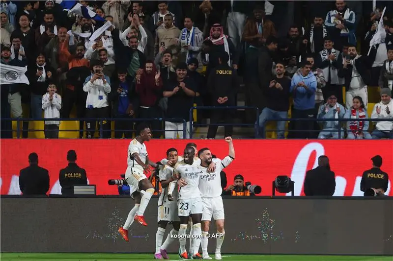 ريال مدريد يستعين بمانشستر يونايتد لإنهاء أزمته المزمنة
