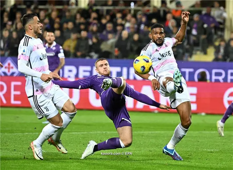 Juve squeeze past Fiorentina to keep pace with leaders Inter