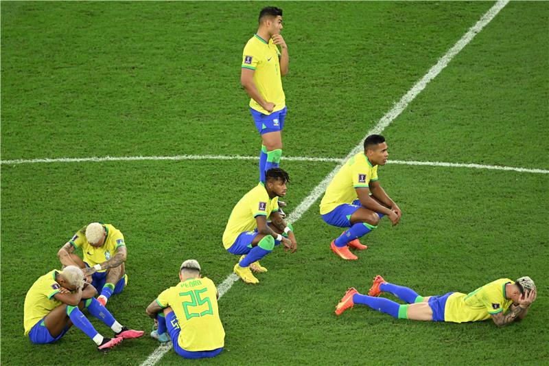 حسرة لاعبي منتخب البرازيل بعد اقصاءهم من دور الربع امام منتخب كرواتيا بضربات الترجيح.- 9 ديسمبر