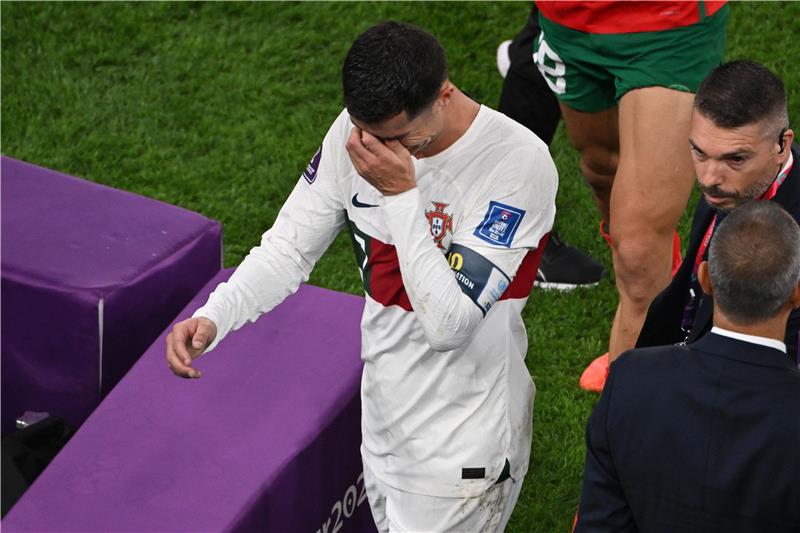 لحظة خروج كريستيانو رونالدو باكيا وحزينا بعد خسارة المباراة من المغرب - 10 ديسمبر 