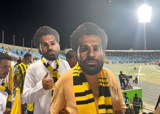 لو صلاح شاف ذي الصور بيبطل يجي | جماهير اتحاد جدة السعودي تستحضر صلاح في مدرجات الفريق