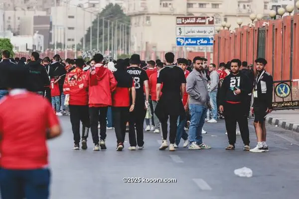 من تواجد الجماهير خارج إستاد القاهرة