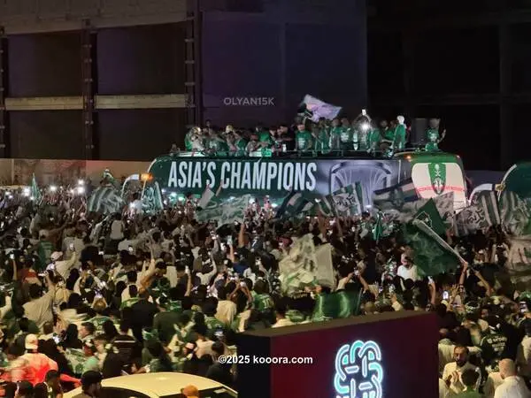 طقطقة.. رئيس رابطة الأهلي يثير الجدل بدمية زرقاء