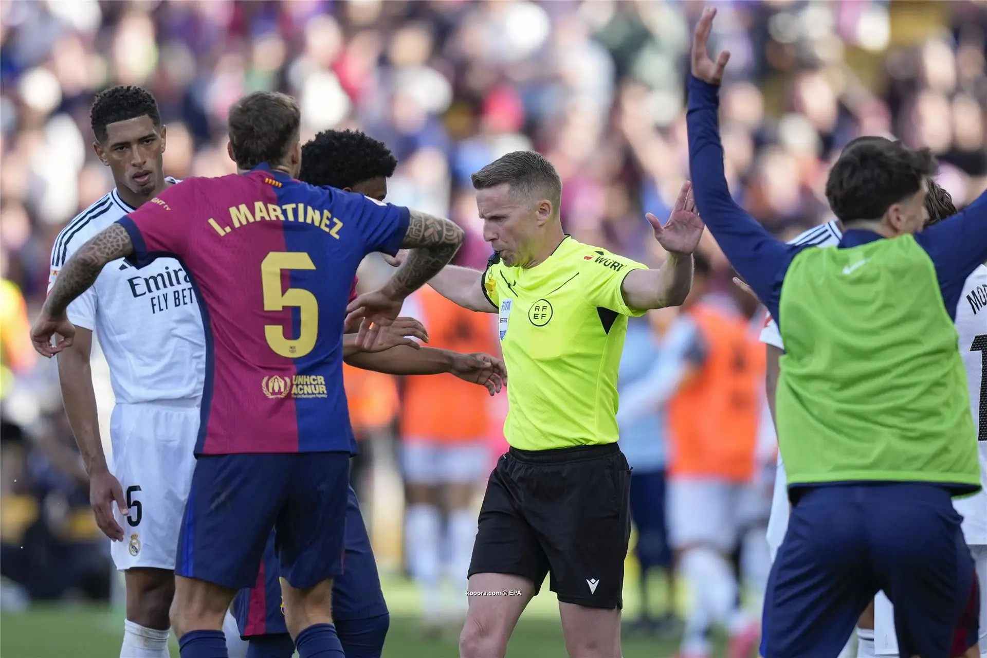غليان في برشلونة من حكم الكلاسيكو: القشة التي قصمت ظهر البعير