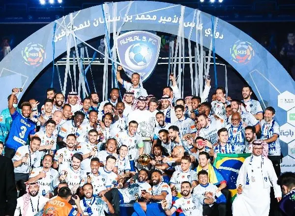 بالصور الهلال يرفع الكأس الاستثنائي للدوري السعودي